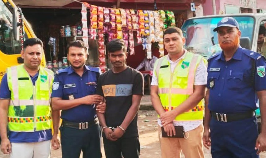 কুমিল্লায় একই পরিবারের চারজন নিহতের ঘটনায় কাভার্ডভ্যান চালক গ্রেপ্তার